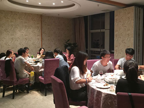 皓月迎佳節(jié)，中秋共團(tuán)圓